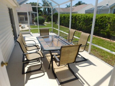 Beautiful 3/2 Designer Home, WiFi, golf cart and 40 executive golf courses