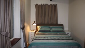 2 室のベッドルーム、アイロン / アイロン台、旅行用ベビーベッド、ベッドシーツ