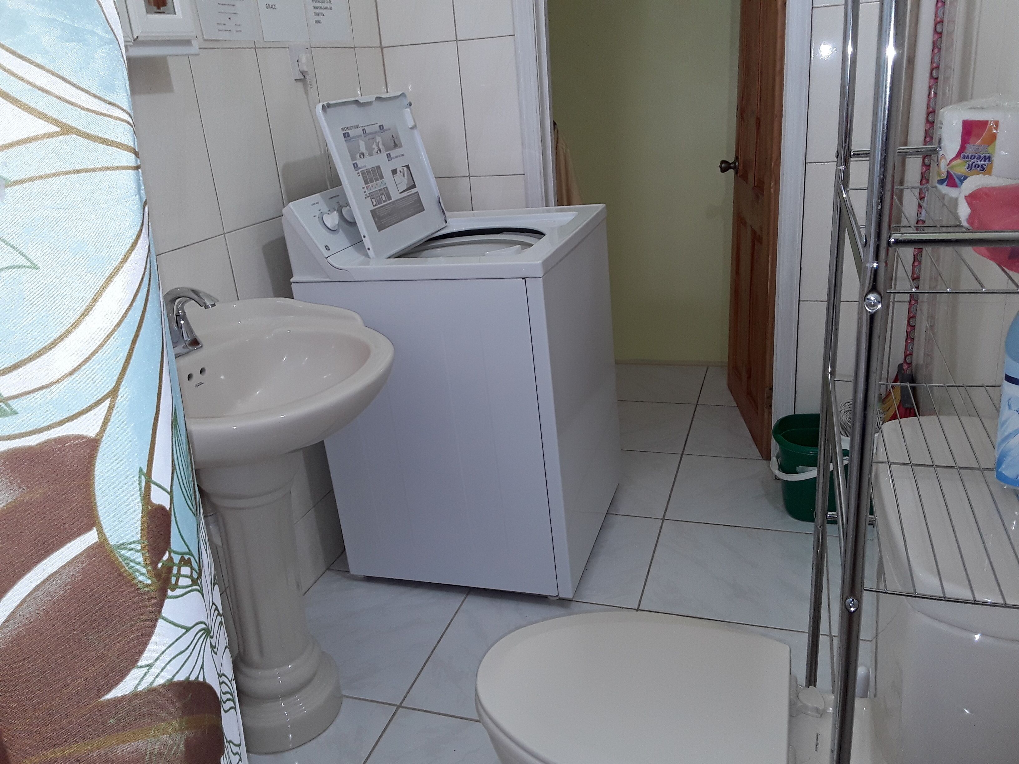 Un baño pequeño con lavabo, inodoro y lavadora.