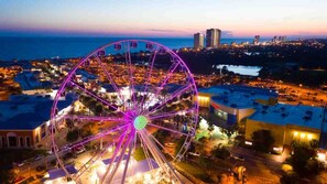 A Ferris wheel at dusk with a cityscape in the background. - Beach Townhouse w/ Private Pool - Steps from the Beach (Panama City)