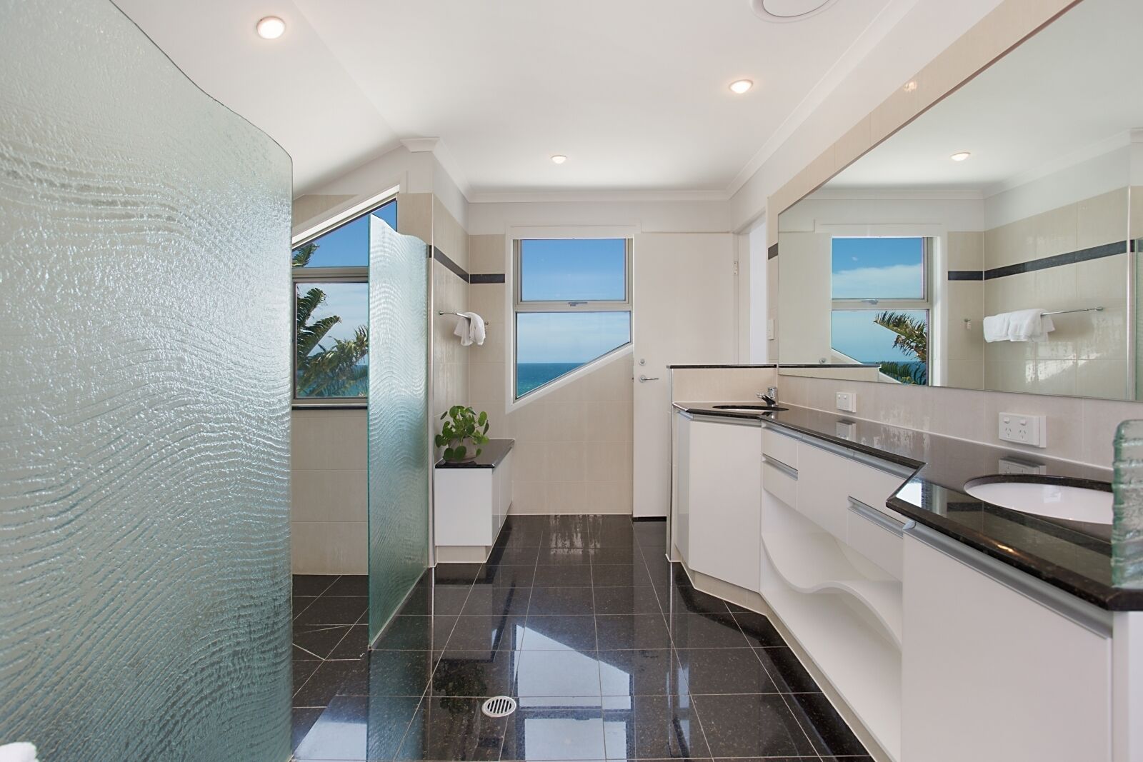 Panoramic Ocean Views - Luxury Family Home - Heated Pool - Pet Friendly! — image 10