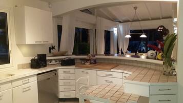 JÀÀkaappi, mikroaaltouuni, uuni, liesi