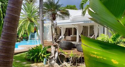 Villa Iguanou + Swimming pool, on the seafront near beaches and golf course.