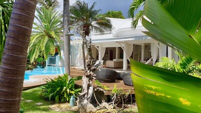 Villa Iguanou + Swimming pool, on the seafront near beaches and golf course.