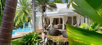 Villa Iguanou + Swimming pool, on the seafront near beaches and golf course.