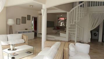 Una televisión, videojuegos, un reproductor estéreo