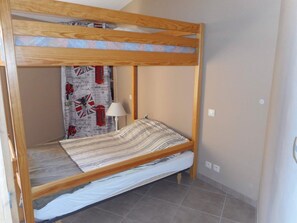 2 bedrooms, iron/ironing board, bed sheets, wheelchair access