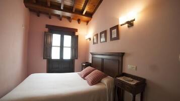 2 quartos, ferros/tábuas de passar roupa, roupa de cama