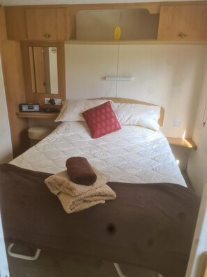 2 bedrooms, iron/ironing board, free WiFi, bed sheets - La Rocaille at La Cerniére with shared Pool (Dénezé-Sous-Le-Lude)