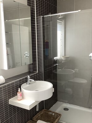 Combined shower/tub, hair dryer, towels, soap - The Knock. (Glasgow)