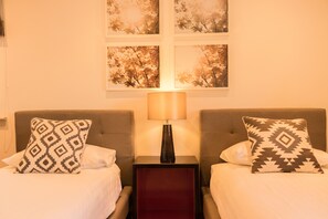 2 bedrooms, iron/ironing board, travel crib, free WiFi - The Knock. (Glasgow)