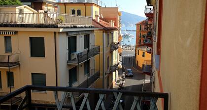 AU PORT DE SANTA MARGHERITA 010054-LT-0220