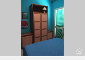 3 chambres, fer et planche Ă repasser