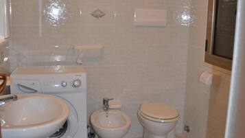 Dusche, Haartrockner, Bidet, Toilettenpapier