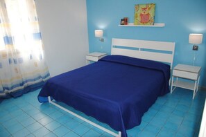 4 bedrooms, iron/ironing board, internet, bed sheets
