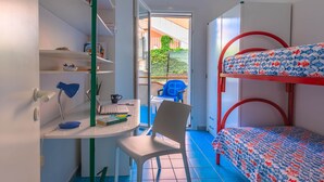 A child's bedroom with bunk beds, a desk with a chair, and a bookshelf. - Apartment Lumia Big Superior (Sciacca)
