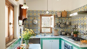 A kitchen with a tiled backsplash, a window, and a sink. - For 8 people Monticelli-Mansion (casola di napoli)