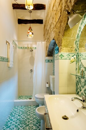 Dusche, Haartrockner, Bidet, Handtücher