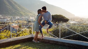 A couple embracing on a balcony overlooking a cityscape with mountains in the background. - For 8 people Monticelli-Mansion (casola di napoli)