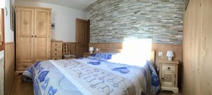 3 bedrooms, desk, iron/ironing board, free WiFi
