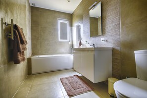 Haartrockner, Handtücher, Toilettenpapier