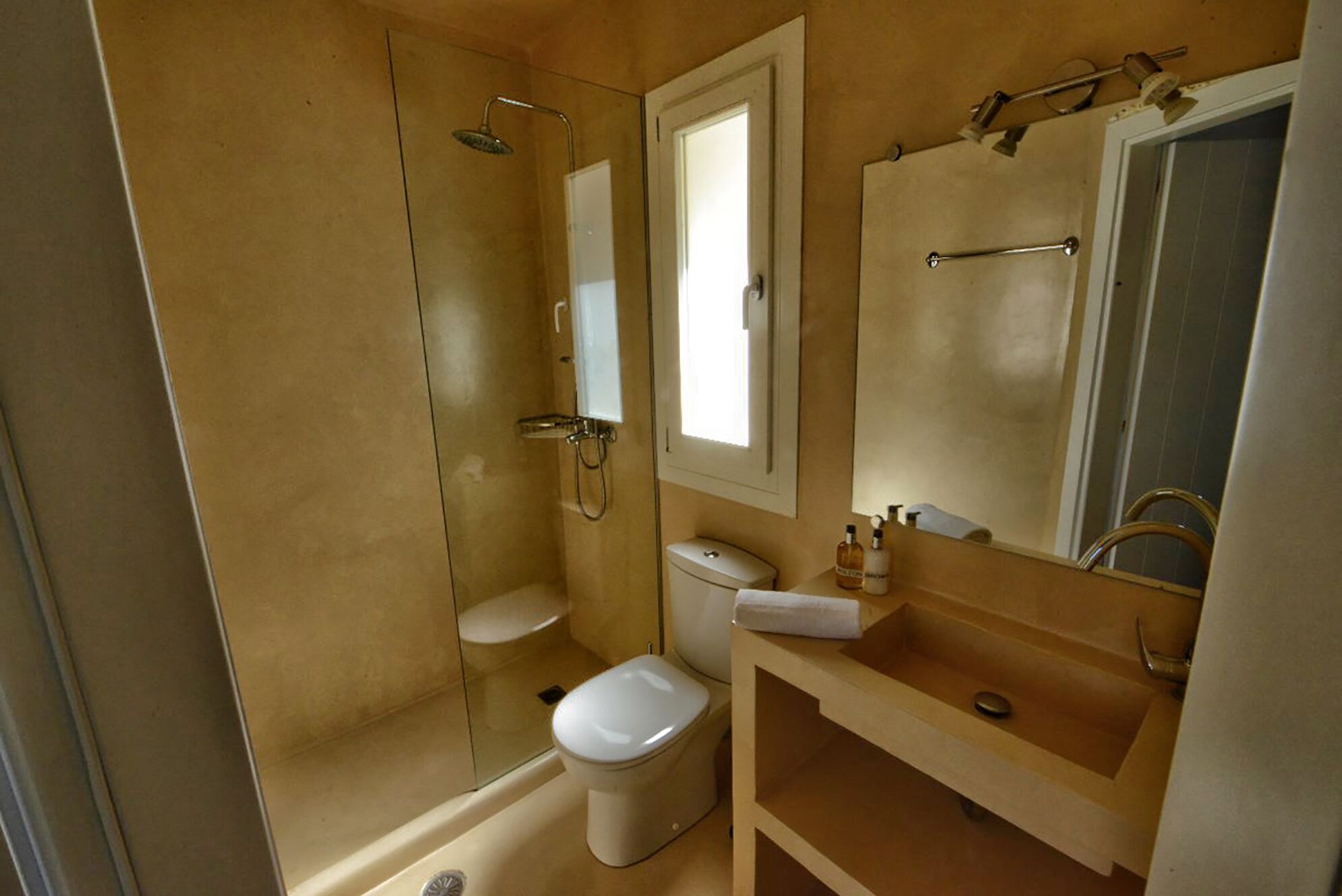 TheCassiusHillHouse <br><br>Brand new Villa. Great offer , no need of car. Book now!!!