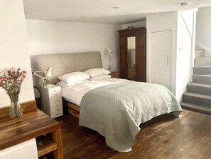 Tabla de planchar con plancha, wifi gratis y ropa de cama 