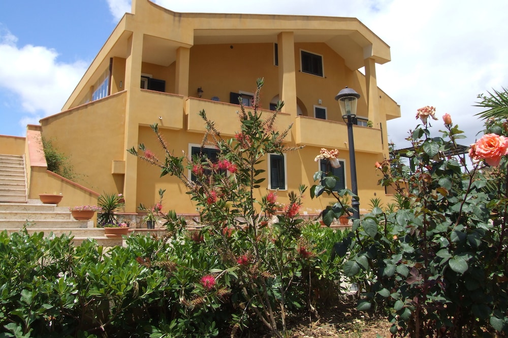 B & B S. ELIA room RIVIERA: LOVELY VILLA SURROUNDED IN HISTORICAL PARK DUBINI