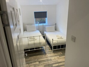 2 makuuhuonetta, silitysrauta/-lauta, vuodevaatteet