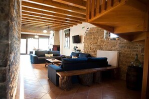 Téléviseur, foyer, lecteur de DVD, table de baby-foot