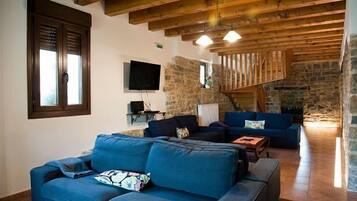 Una televisión, una chimenea, un reproductor de DVD, un futbolín