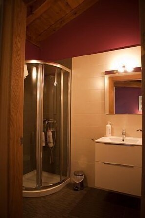 Sèche-cheveux, serviettes fournies, savon, papier toilette