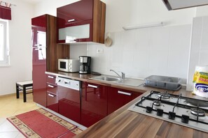 Geladeira, micro-ondas, fogão, cooktop