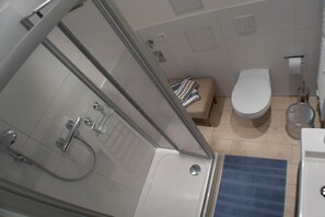 Dusche, Haartrockner, Handtücher