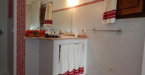 Køleskab, mikrobølgeovn, kogeplade, kaffe-/temaskine