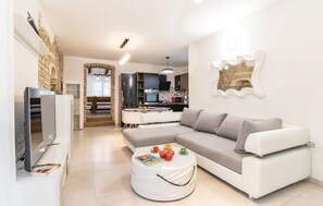 Televisión, chimenea, futbolito y tenis de mesa 