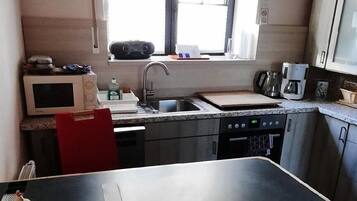 Kühlschrank, Mikrowelle, Ofen, Geschirrspüler