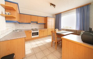 Jääkaappi, liesi, astianpesukone, kahvin-/teenkeitin