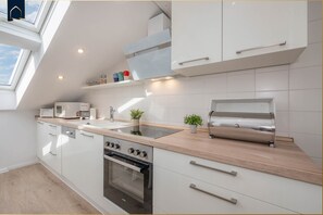 Kühlschrank, Mikrowelle, Ofen, Herdplatte