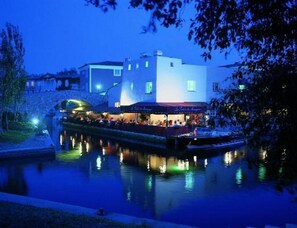 Exterior - Swimming pool and private garden with full internet access (La Môle)