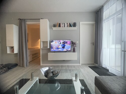 Komfortable, moderne, kompl. renovierte Ferienwohnung mit Balkon,WLAN verfügbar