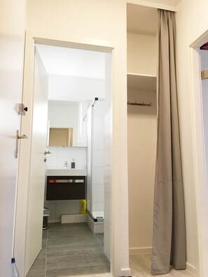 Hair dryer, towels, soap, shampoo - Comfortable, modern, completely renovated vacation apartment with balcony, WLAN available (Hahnenklee, Goslar)