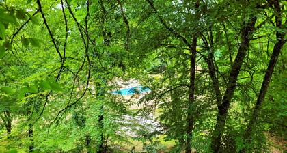 2-bedroom gîte for 5 to 7 people in Sarlat. Heated swimming pool. Free WIFI.