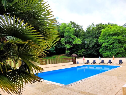 2-bedroom gîte for 5 to 7 people in Sarlat. Heated swimming pool. Free WIFI.