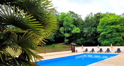 2-bedroom gîte for 5 to 7 people in Sarlat. Heated swimming pool. Free WIFI.