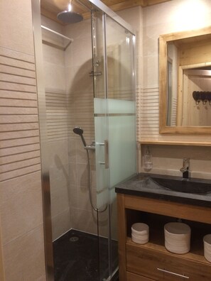 Shower, hair dryer - APARTMENT MANIGOD - The ÉTALE (La Clusaz) to SKI FOOT (MANIGOD)