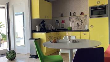 Réfrigérateur, micro-ondes, four, plaque de cuisson