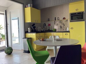 Fridge, microwave, oven, stovetop - TERRACE APARTMENT DIRECT ACCESS TO THE BEACH (La Tranche-sur-Mer)