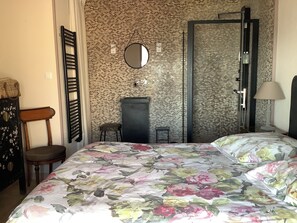 1 habitación, tabla de planchar con plancha, cuna de viaje y wifi 