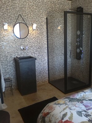 Shower, hair dryer - TERRACE APARTMENT DIRECT ACCESS TO THE BEACH (La Tranche-sur-Mer)